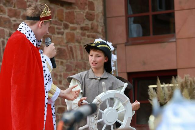 v.r.n.l: Elias Stephan als Seemann und Erik Schlett als Prinz im Schauspiel "Die kleine Meerjungfrau" (Obernburger Märchensonntag 2021) | Foto: StadtMarketing e.V. Obernburg
