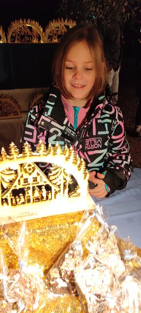 Kindliche Vorfreude auf Weihnachten beim Dienst am Klassenstand | Foto: Sandra Woelk
