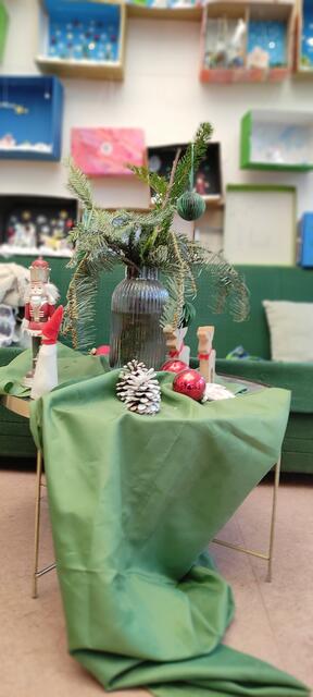 Adventskalender im Hintergrund als Gesamtprojekt der Grundschulklassen | Foto: Sandra Woelk