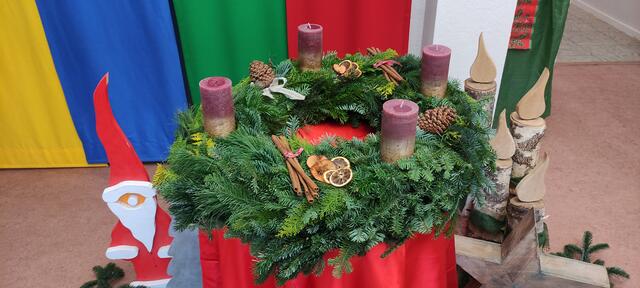 Adventskranz der beiden Schülerinnen aus der Sekundarstufe  | Foto: Sandra Woelk