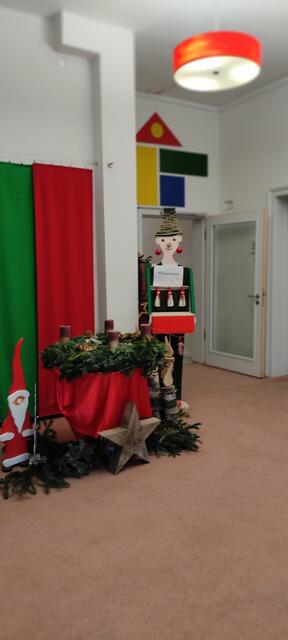 Weihnachtspost im Foyer und Adventskranz der Schülerinnen aus der Sekundarstufe A. | Foto: Sandra Woelk