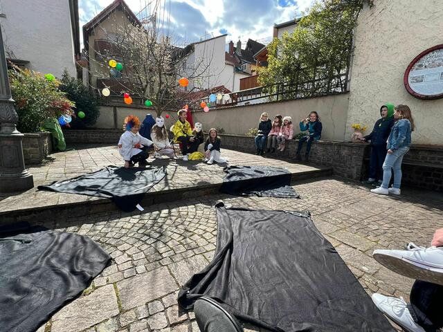07.04.2022: Schauspiel "Abenteuer in der Farbenwelt", Open-Air, Kaisergasse Obernburg | Foto: StadtMarketing e.V.