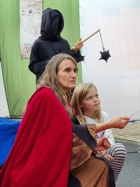 Die Hexe Lydia Gaia Decima wird zum Tode verurteilt. Neben sie: eine weitere Hexe (Ella Rittger) - und das alter scheint keine Rolle zu spielen. Jeder wird verdächtigt...  | Foto: Theaterverein