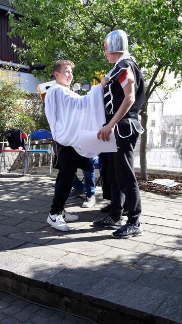 Elias Stephan als Klaus, Adam Landgraf als Paul - voll im Einsatz in der Schulkomödie... | Foto: Theaterverein