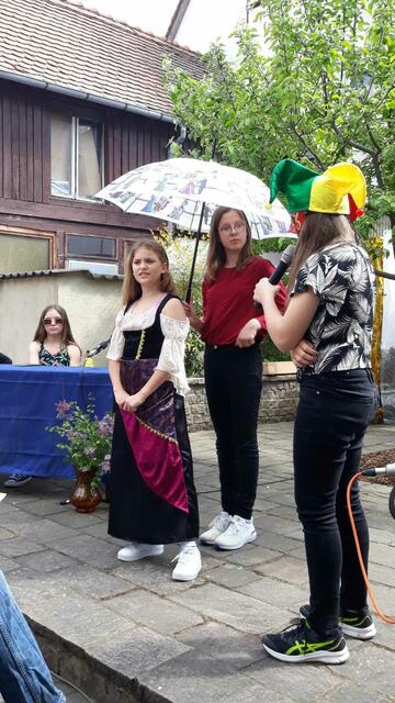 Britt (Elena Stephan), Desdemona (Theresa Rohe) und der Narr (Marlen Schmidt): auch das Trio fällt bei der Jury durch... | Foto: Theaterverein