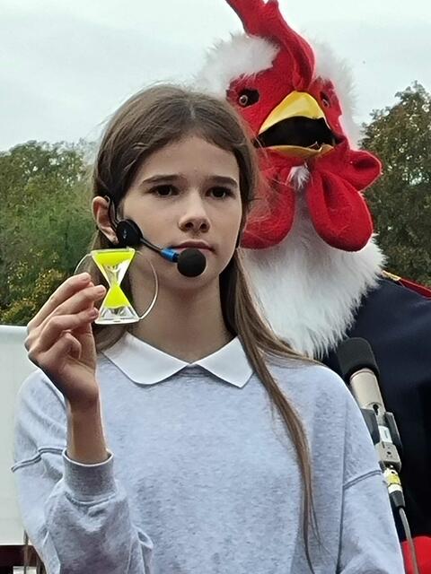 Katharina Fath als zeitloses Gewissen und Erzählerin, im Hintergrund: Andrea Faggiano als Hahn, Symbol des Schicksals | Foto: Theaterverein