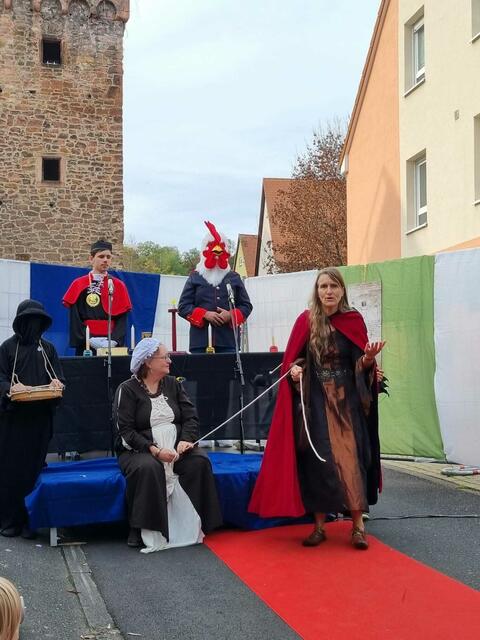 Kirchliches trifft auf Irdisches: Hexen, Hexen überall: Jakob Oberle als Inquisitor und Andrea Faggiano als Hahn. Vorne: Carola Hennig und andrea Oberle als Hexen. Henker: leon Tjart | Foto: Theaterverein