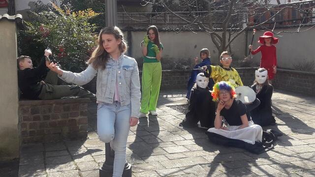 Das Ensemble von "Abenteuer in der Farbenwelt", vlnr: Leon Tjart, Elena Stephan, Lisa Brand, Ella Rittger, Marisa Glückstein, Marie Brand, Theresa rohe, Katharina Fath und Elias Stephan | Foto: Theaterverein Die Granatsplitter e.V.