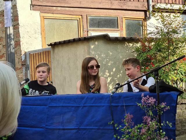 Die Jury spricht das Urteil: Im "Das Hamlet-Casting" wurde der Super-Schauspieler gesucht! vlnr: Leon Tjart als Dieter Kohlen, Lisa Brand als Heidi Brumm und Elias Stephan als Bruce Flanell | Foto: Theaterverein