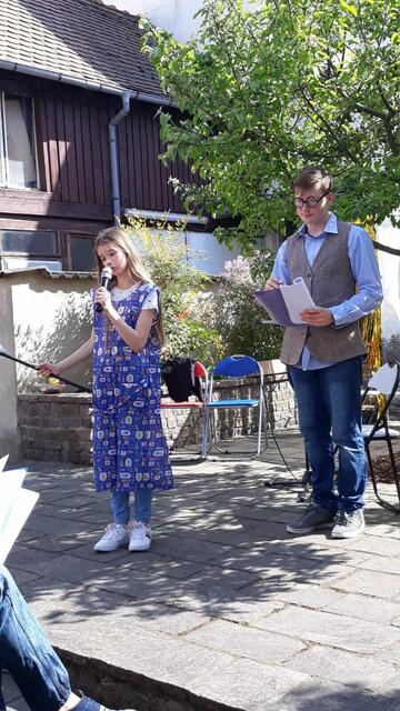 Eine literarische Perle ist sie nicht, aber dafür liebevoll und lustig: Katharina Fath als Frau Pfeifer, im vertieften Gespräch mit Dr. Knittel (Erik Schlett) | Foto: Theaterverein