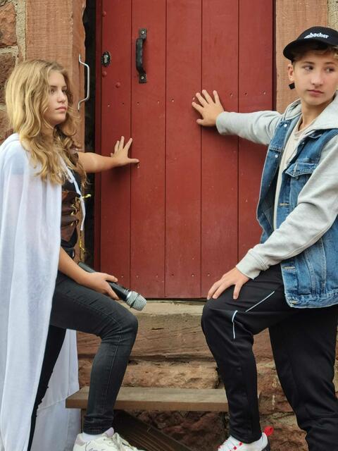 Elena und Elias Stephan öffnen die Tür zur Vergangenheit und befreien die im Hexenturm gefangen gehaltene Hexe... | Foto: Theaterverein