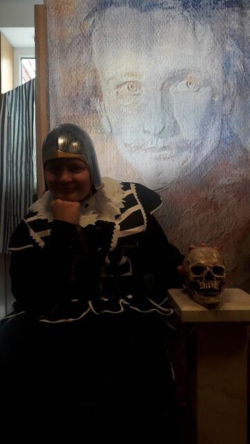 Vereinsschauspieler Adam Landgraf, in Rittersmontur vor dem Portrait von Christian Morgenstern | Foto: Theaterverein Die Granatsplitter e.V.