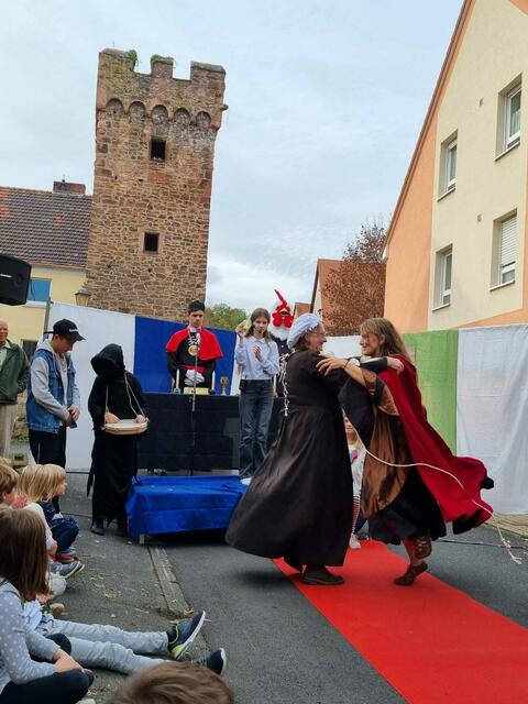 Der Hexenturm kann endlich bröckeln: Alle Hexen sind befreit! | Foto: Theaterverein