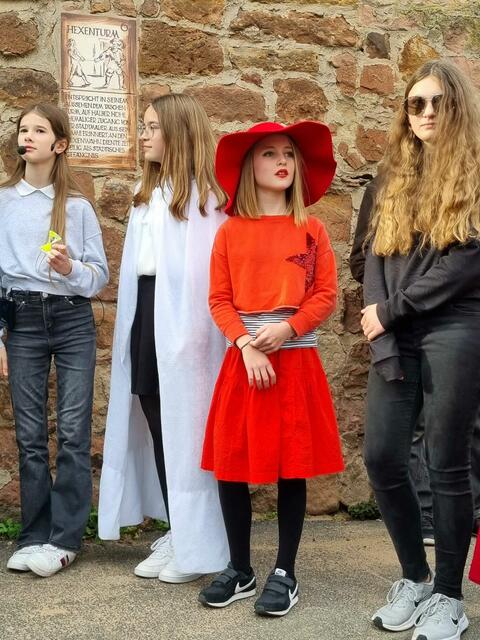 Ein Teil des Ensemble, vlnr: Katharina Fath, Lisa Brand, Marisa Glückstein und Marlen Schmidt | Foto: Theaterverein