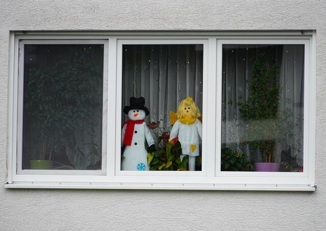 Seltener Schnappschuss: Engel und Schneemann zu Gast in Miltenberg.