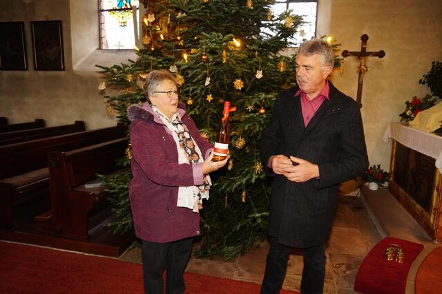 Am zweiten Weihnachtstag wird nach alter Tradition  - wie hier in Heppdiel in der Pfarrkirche  St. Mauritius - der Wein geweiht.