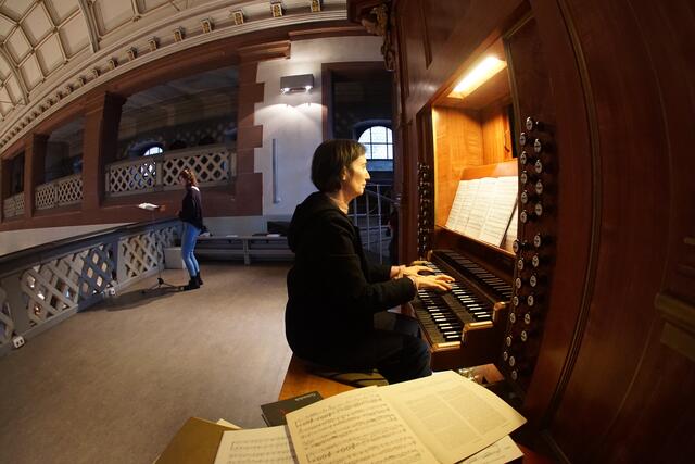 Gesangsolistin Katharina Schneider und Organistin Sylvia Ackermann auf der Empore der Miltenberger Stadtpfarrkirche.
