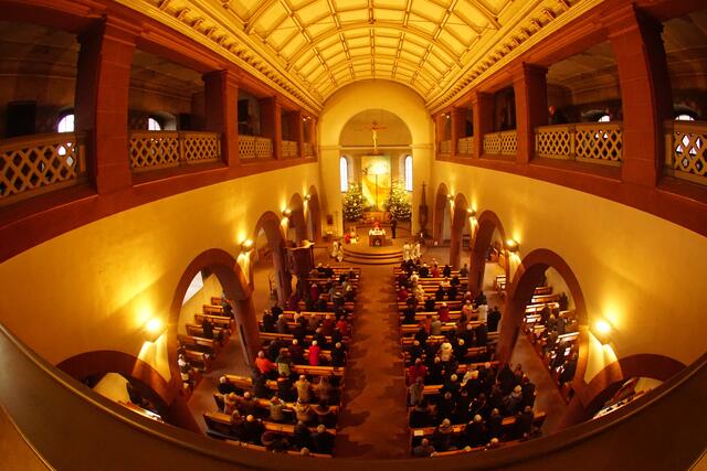 Imposante weihnachtliche Messfeier in der Stadtpfarrkirche in Miltenberg am 26.12.2022 gegen 10.40 h.
