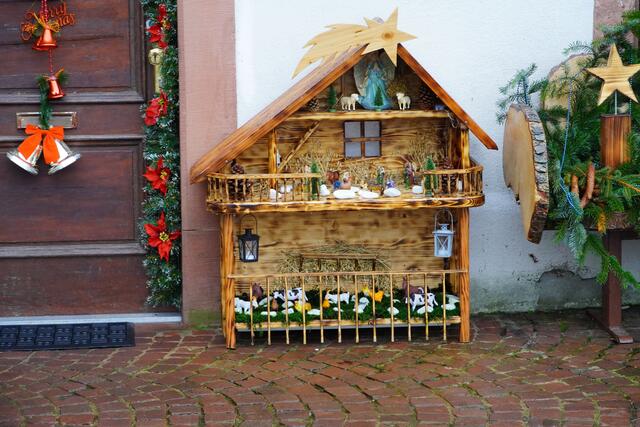 Ein imposantes Krippenhaus - gesehen in Milternberg am Beginn des Schwarzviertels.