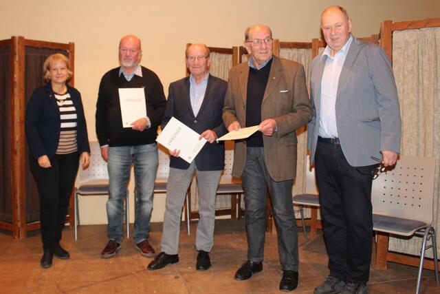 Ehrennadel in Silber für 25 jährige Mitgliedschaft im OGV:
Gerhard Bauer, Michael Berberich, Karl Neuser
nicht anwesend: 
Helmut Hendelmeyer, Heinz Herkert, Wilfried Hörst, Robert Klingenmeier, Kurt Kolarsch, Willi Nahrgang, Klaus Simon, Martin Wörner
