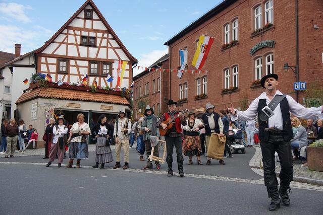 
Besondere Ehre.

In der Umgebung von Stadtprozelten im Südspessart war früher der Dreikönigstag der so genannte Frauen-Gesellschaftstag, das heißt, an diesem Tag musste die Frau von dem Mann in das Wirtshaus ausgeführt werden, da man am „Obersten“ die Stärke antrank.

Mit dem Dreikönigstag schließt der Weihnachtsfestkreis: der Christbaum wurde in vielen Familien entleert und das war vor allem für die Kinder ein Freudentag.

Gleichzeitig begann auch wieder das durch die Weihnachtstage unterbrochene Fastnachtstreiben. Unser Bild stammt aus Mönchberg. 