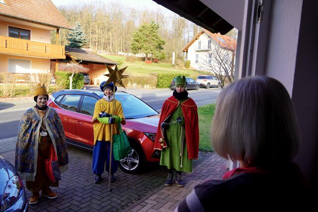 Sternsinger nennt man bekanntlich die Mädchen und Jungen, die am sechsten Januar von Haus zu Haus ziehen, ihre bekannten Dreikönigslieder singen und Verse vortragen.

Heute sind sie im Auftrag der christlichen Kirchen unterwegs: die gesammelten Spenden kommen Kindern in armen Ländern zugute.