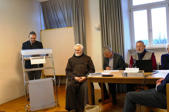 Versammlungsleiter Bürgermeister Bernd Kahlert begrüßt die Sodalen bei der Jahreshauptversammlung