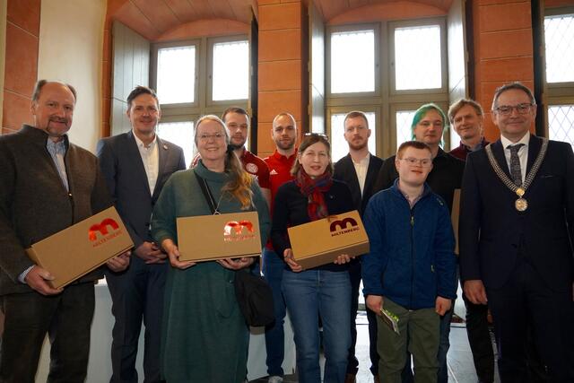 Besonderes Lob  galt Riordan Wassum  (Preisträger in einem Sprach-Wettbewerb), der Bäckerei Hench (Staatsehrenpreis), Wolfgang Gebauer (Pflege der  Filmkunst und Kino-Kultur im Schloss-Theater), den erfolgreichen Fußball-Aktiven unter ihrem Trainer Tobias Sommer-Bucher), den Vertretern des Turnvereins mit der der Mountainbike-Abteilung, dem Holzkünstler Friedrich Schöffler, der Murmelbahn-Projektleiterin  Dorothea Zöller, dem musikalischen Bundessieger-Team Hanna Arold   und Adrian Dederer. Foto Roland Schönmüller