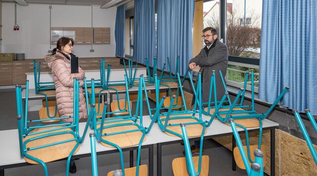 In diesem Raum sollen die Geflüchteten ihr Essen einnehmen, erklärt Simone Greulich (Sozialamt) dem Landrat.  | Foto: Winfried Zang