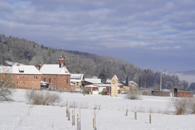 Winter im Odenwald mit der St.Wendelinus- Wallfahrtskirche in Miltenberg- Schippach.