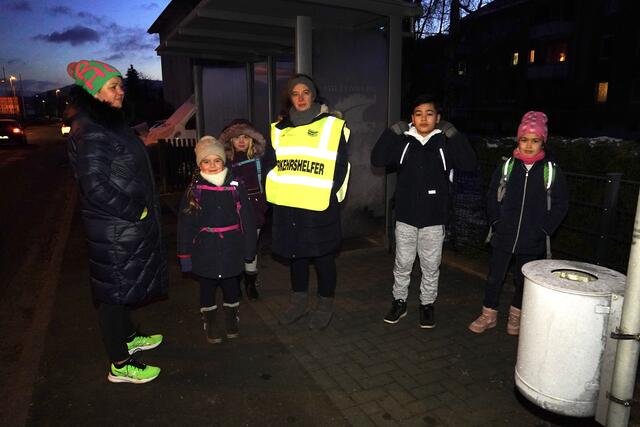 
An einer Milltenberger Haltestelle mit Schullotsin Viktoria Porsche-Dering, Miltenberg - Foto Roland Schönmüller