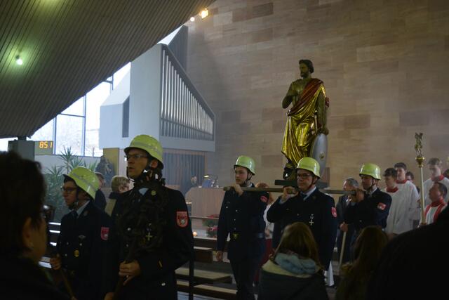 Hochamt zum Fest des Hl. Sebastian in St. Margareta Bürgstadt am 22.01.2023: Beim feierlichen Umgang trägt die Freiwillige Feuerwehr die Statue des Hl. Sebastion durch das Gotteshaus