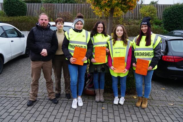 
Im Gespräch mit Verkehrserziehern der Polizei in Miltenberg und Obernburg freut man sich über die Einsatzbereitschaft der Schülerlotsen zwischen Amorbach und Niedernberg, Mömlingen und Faulbach sowie über die intensive Unterstützung der Schulen - Hier ein Bild aus Bürgstadt.