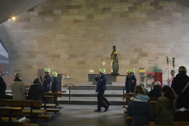 Hochamt zum Fest des Hl. Sebastian in St. Margareta Bürgstadt am 22.01.2023: Beim feierlichen Umgang trägt die Freiwillige Feuerwehr die Statue des Hl. Sebastion durch das Gotteshaus