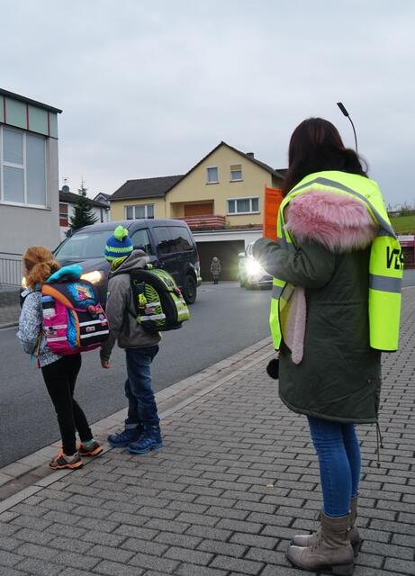 Schülerlotsen, Verkehrs- und Schulweghelfer gibt es schon seit sieben Jahrzehnten
Sie leisten bereits in aller Frühe wertvolle Arbeit. Unser Bild entstand in Bürgstadt. 