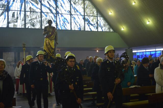 Hochamt zum Fest des Hl. Sebastian in St. Margareta Bürgstadt am 22.01.2023: Beim feierlichen Umgang trägt die Freiwillige Feuerwehr die Statue des Hl. Sebastion durch das Gotteshaus