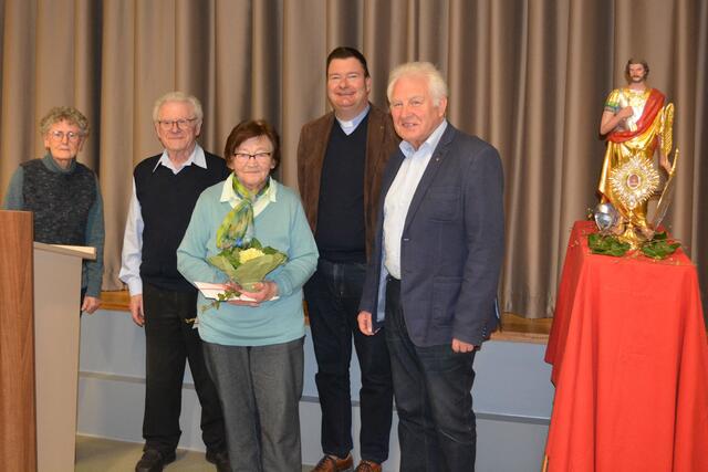 Mit Pfr. Kölbel (2. von rechts) dankten Margarete Schmalbach (links) und Willibald Schmalbach (rechts) Alfred Trabert und Anette Grimm für langjährige ehrenamtliche Mitarbeit in der Pfarrgemeinde Bürgstadt | Foto: Martin Scharbert