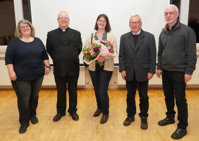 Zum 25-jährigen Dienstjubiläum von Heike Leibfried vom Pfarrbüro Eichenbühl gratulierten v.l. Pfarrgemeinderatsvorsitzende Anja Ditter, Pfarrer Artur Fröhlich, Pfarrvikar Krzystof Winiarz und Pastoralreferent Hermann Gömmel. Foto Roland Schönmüller