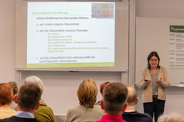 Christine Zehnter erklärte, welch große Bedeutung biologisch erzeugten und regionalen Lebensmitteln zukommt.  | Foto: Winfried Zang