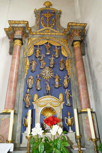 •BU 1: Der Blasius- Segen wird in der katholischen Kirche seit Jahrhunderten gespendet. Er soll vor Halskrankheiten und anderen Beschwerden wie Zahnschmerzen schützen. Üblicherweise hält der Priester beim Segen zwei gekreuzte Kerzen vor das Gesicht des Gläubigen. Während der Corona- mussten die AHA-Regeln beachtet werden.
•
Diese Figur des heiligen Blasius steht in der St. Peter und Paul-Pfarrkirche in Neunkirchen, Landkreis Miltenberg. Sie ist aber am rechten Seitenaltar dort nicht allein zu finden, sondern rundum finden sich alle Vierzehn Heiligen als Nothelfer.