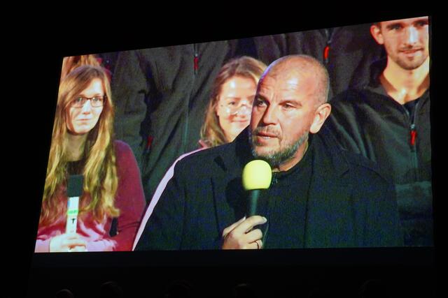 Im Mittelpunkt steht Michael Stahl, der als Junge familiäre Demütigungen, väterliche Gewalt und schulisches Mobbing erlebt. Er überwindet allmählich aber seine Verzweiflung am Leben, erkämpft sich eine berufliche Karriere, wird später erfolgreicher Buchautor, Mutmacher und überzeugter Christ.