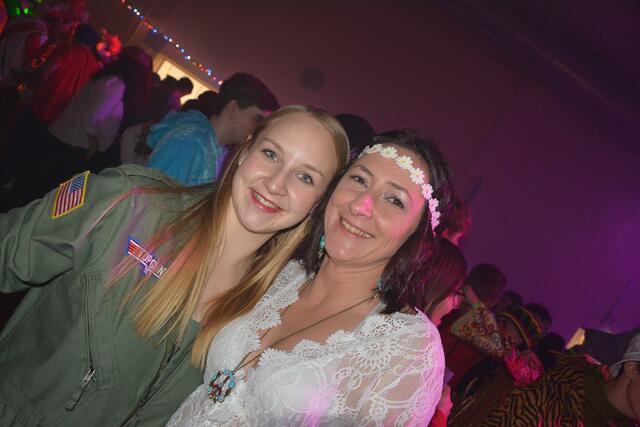 Kampfpilotin und Hippie feiern gemeinsam: An Fasching ist fast alles möglich.  | Foto: Alexander Franz