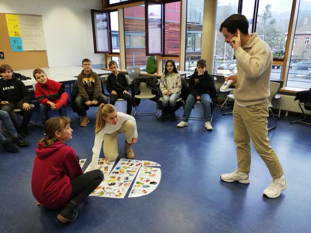 Lustige Spiele mit Adrien Cauchois, dem Europäischen Freiwilligen | Foto: Brigitte Hartung-Bretz