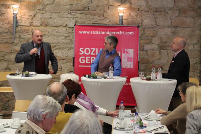 Am Mikrophon das Mitglied des Bundestages Bernd Rützel (SPD) mit Joachim Schmitt (Moderation) und Alexander Hoffmann (CSU) | Foto: Hilmar Rothermich