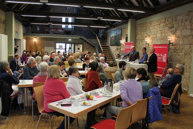 Bürger und Bürgerinnen beteiligen sich. | Foto: Hilmar Rothermich