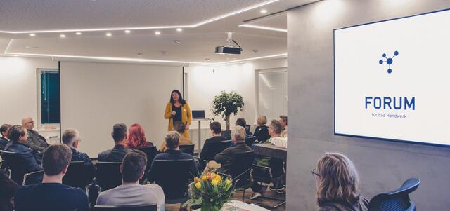 Claudia Glas von der Handwerkskammer für Unterfranken in Aschaffenburg ist zuständig für die „Passgenaue Besetzung“, gefördert durch das Bundesministerium für Wirtschaft und Klimaschutz (BMWI) und den Europäischen Sozialfonds der Europäischen Union. Sie referierte am 8.2.23 im News Verlag Miltenberg zum Thema "Auszubildende für das Handwerk finden". | Foto: News creativ