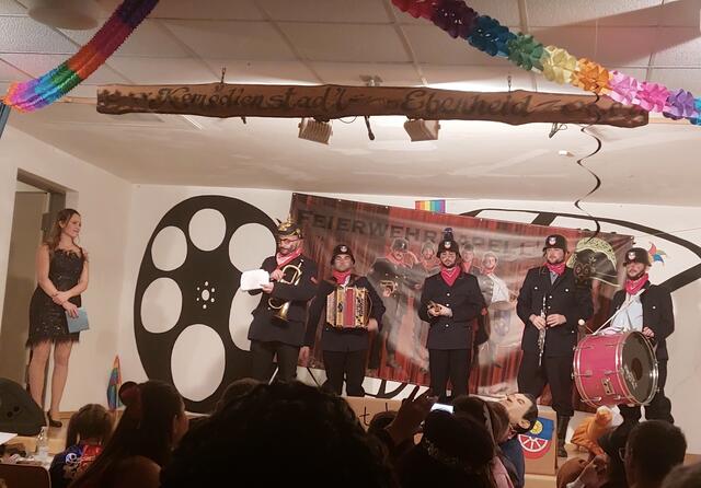 Moderatorin Regina Bienert mit der „Wessentaler Feuerwehrkapelle“ aus Ebenheid. Von links nach rechts: Sebastian Nehr, Nico Klein, Niklas Throm, Robin Euler und Julian Throm | Foto: Komödienstadl 