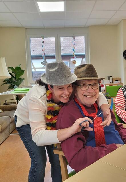 Altweiberfasching in Miltenberg. Ab mit der Krawatte. | Foto: I.Knecht