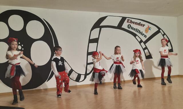 Piratentanz der Kindertanzgruppe
von links nach rechts: Zoe Bundschuh, Linus Schaber, Luise Nehr, Clea Bundschuh, Jette-Marie Hasenfuß und Leila Hasenfuß  | Foto: Komödienstadl 