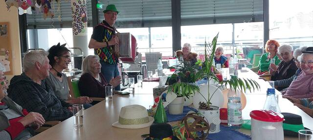 Herr Lausberger aus Schneeberg begeistert unsere Tagespflegegäste mit Faschingsliedern "Früher und Heute!". | Foto: I.Knecht